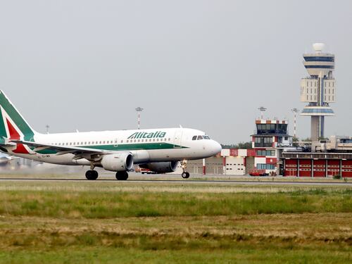L'ultima beffa di Alitalia: vuole indietro i soldi pagati ai piccoli fornitori nel 2017