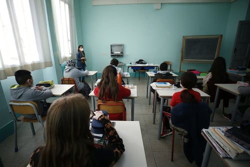 Scambio di pacchi per i bimbi, sui banchi finisce il libro porno