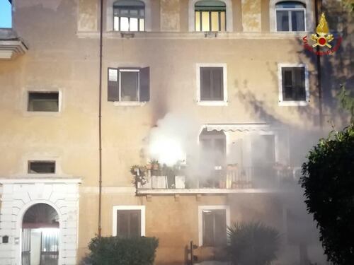 Fiamme in un appartamento. Otto persone in ospedale