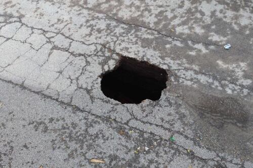 Buche e voragini, anche via della Pisana rischia di sprofondare