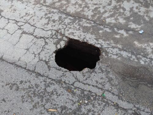 Buche e voragini, anche via della Pisana rischia di sprofondare