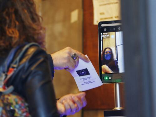 Il super green pass per lavorare non partirà subito per tutti. A chi tocca l'obbligo già a febbraio