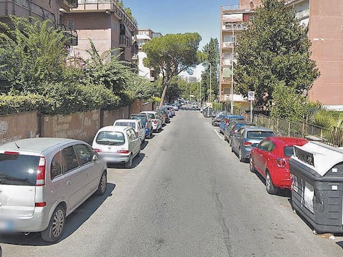 Chiusa nell'armadio con i ladri in casa