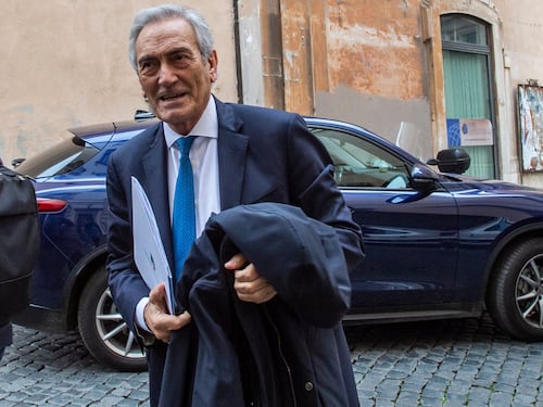 Il calcio vuole ripartire. Gravina sfida il governo: "Non firmerò mai lo stop ai campionati"
