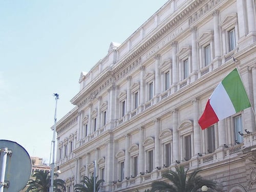 Eredita tre miliardi di lire. Niente cambio. E non è solo