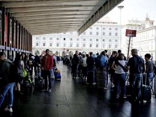 Roma paralizzata dallo sciopero dei trasporti: traffico in tilt e code per un taxi