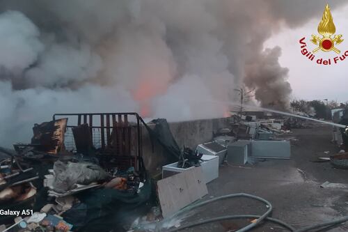 Roma, maxi-incendio in un capannone industriale di La Rustica. “Aria irrespirabile”