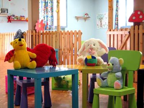 Maltrattamenti sui bambini, maestra d’asilo ai domiciliari
