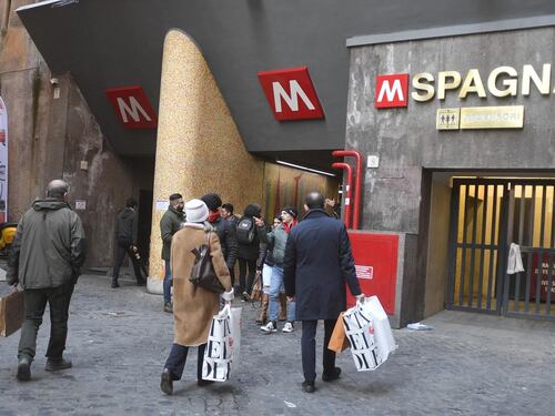 Caos metro a Roma, l'Atac chiude anche Spagna
