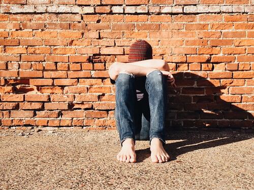 Botte dei bulli a scuola e tenta il suicidio. Indagati sei minori per le umiliazioni