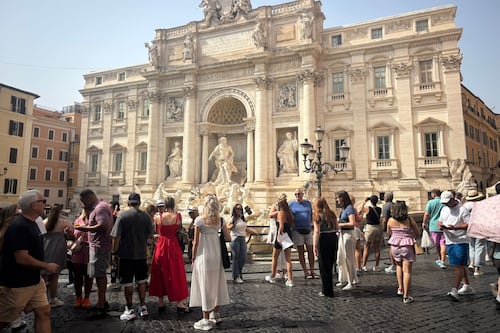 Fontana di Trevi, boom di turisti truffati dai "croupier" con le tre carte
