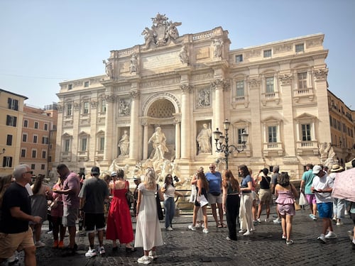 Fontana di Trevi, boom di turisti truffati dai "croupier" con le tre carte