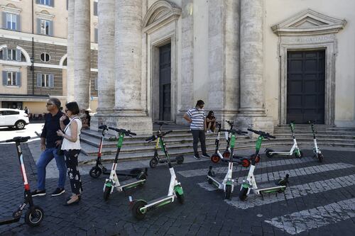 Basta con la giungla dei monopattini a Roma. App per le multe e nuovi parcheggi, auto penalizzate