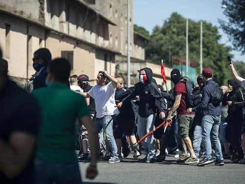 Guerriglia al Circo Massimo, le foto degli scontri. Tre ultrà in manette