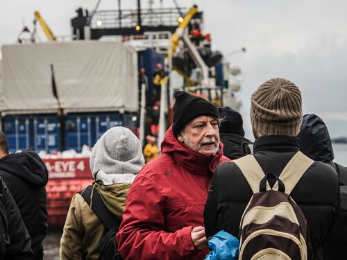 Migranti, 7 rinvii a giudizio per la Mare Jonio. E Casarini vuole il processo show