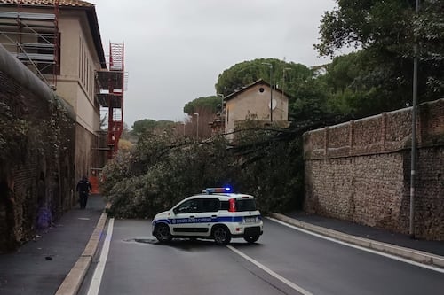 Maltempo, a Montesacro crolla un muro. Allagamenti a Ostia e Fiumicino