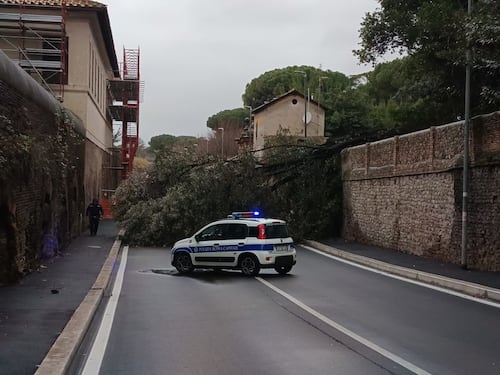 Maltempo, a Montesacro crolla un muro. Allagamenti a Ostia e Fiumicino