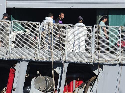 Migranti, i giudici non mollano. L'Anm: "Da Musk invettiva, un danno per l'Italia"
