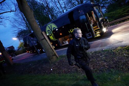 Dortmund, tre esplosioni davanti al bus del Borussia: un giocatore e un agente feriti. Polizia: attacco mirato alla squadra