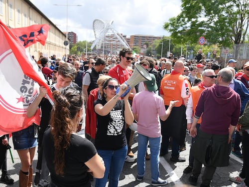 25 aprile, cortocircuito della sinistra: tutti contro tutti in piazza, e spunta il poster di Bergoglio