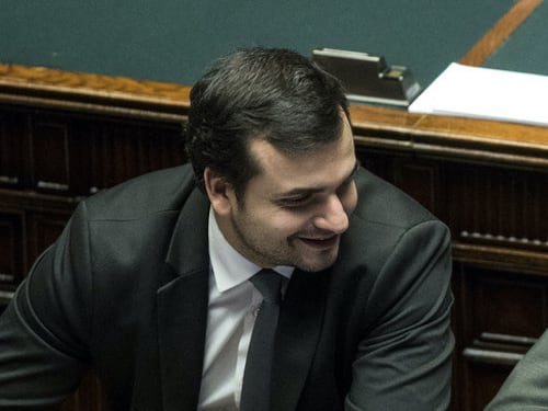 Il grillino Sibilia sul Mes: siamo compatti. E lo ricoprono di contumelie