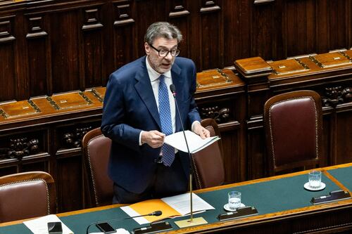 Benzina, l'annuncio di Giorgetti: "Taglio accise fino alla prima settimana di giugno"