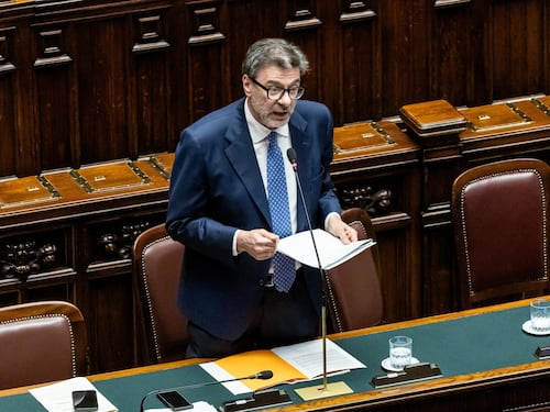 Benzina, l'annuncio di Giorgetti: "Taglio accise fino alla prima settimana di giugno"