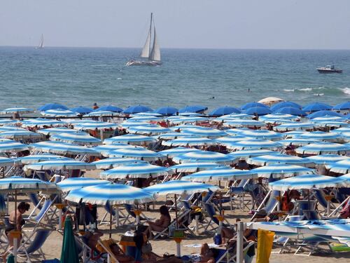 Formia, turista morta in spaggia. I bagnanti prendono il sole