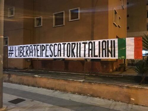 Liberate i pescatori rapiti in Libia. Ora spuntano gli striscioni