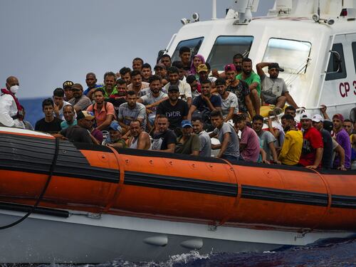 Migranti, la Ue sbugiarda la sinistra sulla tragedia del barcone: “Italia non poteva intervenire”
