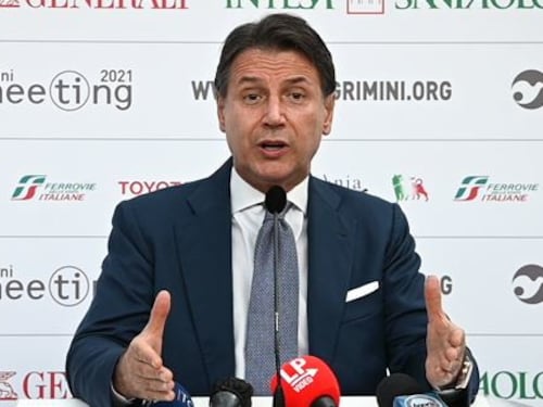 Conte è disperato, così tarocca anche la foto del comizio