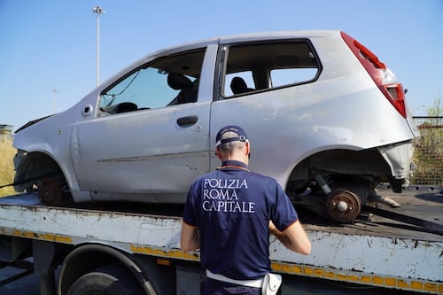 Auto e moto abbandonate a Roma, rimosse 200 al mese