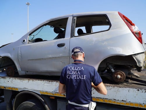 Auto e moto abbandonate a Roma, rimosse 200 al mese