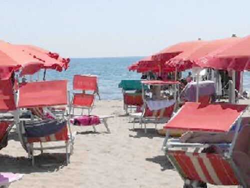 Gabbie di plexiglass in spiaggia. Ostia e Fregene dicono no