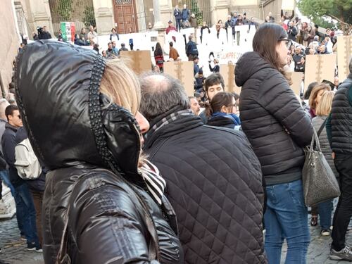 Chi di borsa ferisce... Nemesi chic per la Raggi