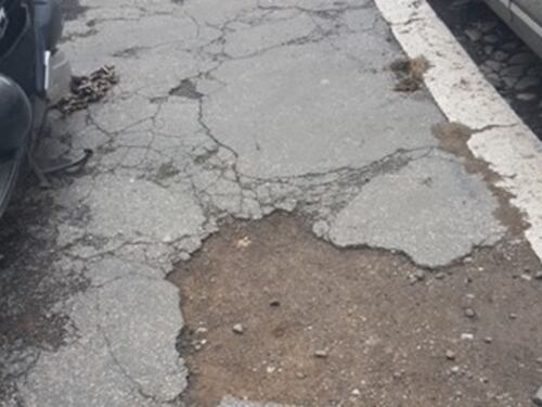 Roma, le buche arrivano pure sui marciapiedi