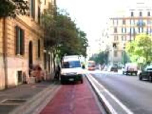 La pista ciclabile diventa zona scarico merci
