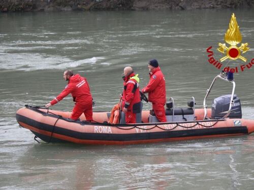 Cade in acqua dal materassino. Uomo scompare nel lago