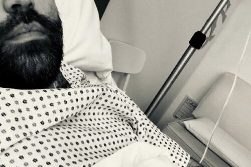 Roberto Saviano in ospedale dopo l'intervento. E scoppia il giallo sui capelli