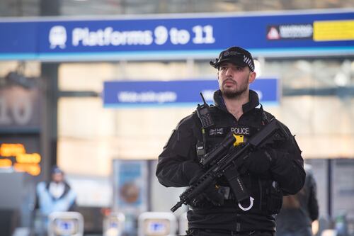 Londra violenta, 17enne ucciso e due giovani feriti a colpi di pistola