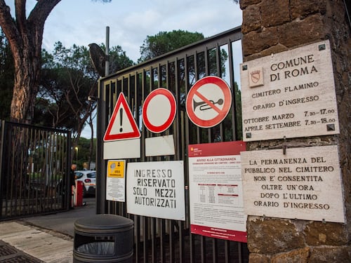 “Furbetti” del badge al cimitero, 9 licenziati dall’Ama