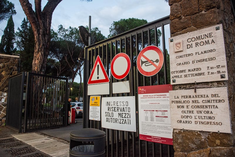 “Furbetti” del badge al cimitero, 9 licenziati dall’Ama