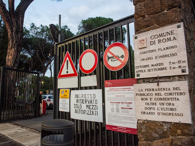 “Furbetti” del badge al cimitero, 9 licenziati dall’Ama