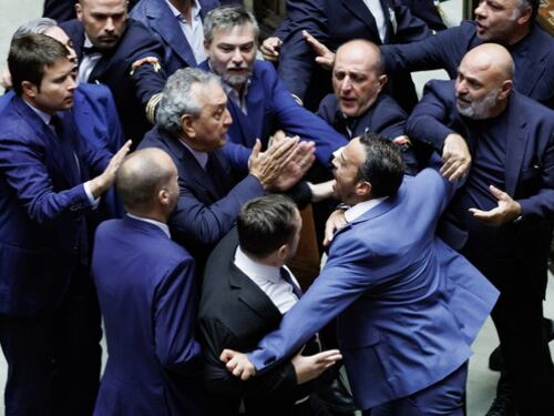 Giustizia, sì alla separazione delle carriere e la sinistra perde la testa: caos alla Camera