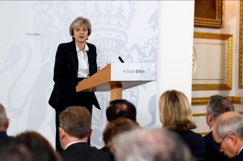 Tetto agli immigrati e fuori dall'Unione. Ecco l'hard Brexit della May