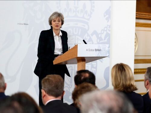 Tetto agli immigrati e fuori dall'Unione. Ecco l'hard Brexit della May