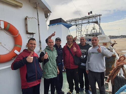 Libia, i pescatori siciliani sono liberi: le foto dell'equipaggio in viaggio verso l'Italia
