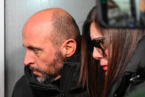 Crans Montana, “fontane pirotecniche nel bar da 10 anni”. La verità sulla fuga con la cassa