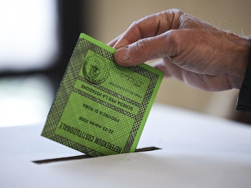 Referendum sulla riforma della giustizia, affluenza record: code e polemiche