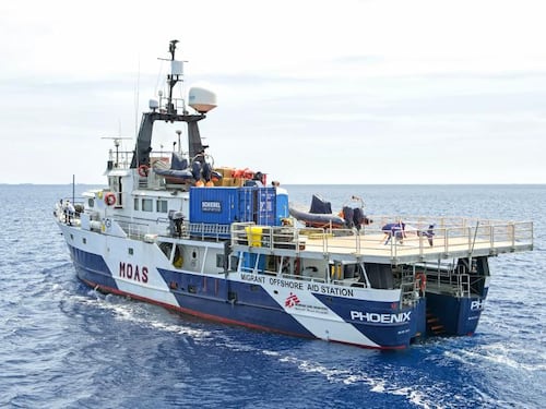 La Moas sbarca a Catania con 394 migranti: "Un bambino ucciso dagli scafisti per un cappellino"